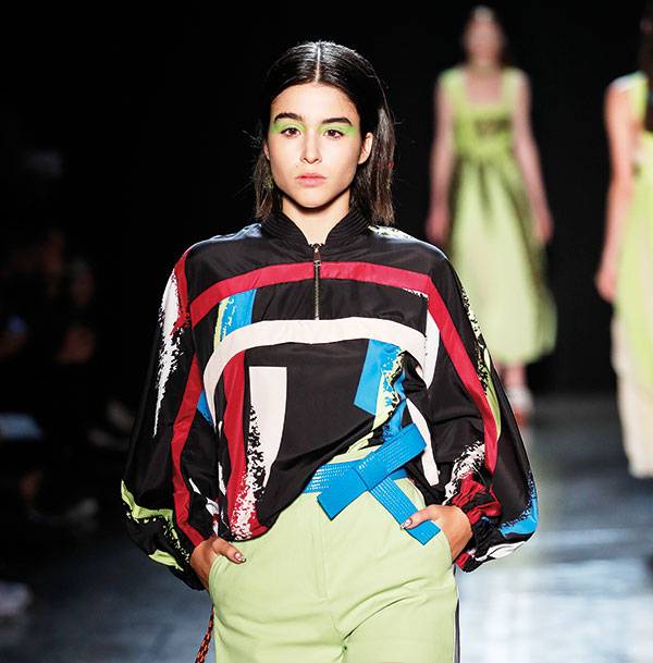 EMERALD The New Black توهّجي بلون حجر الزمرد الكريم