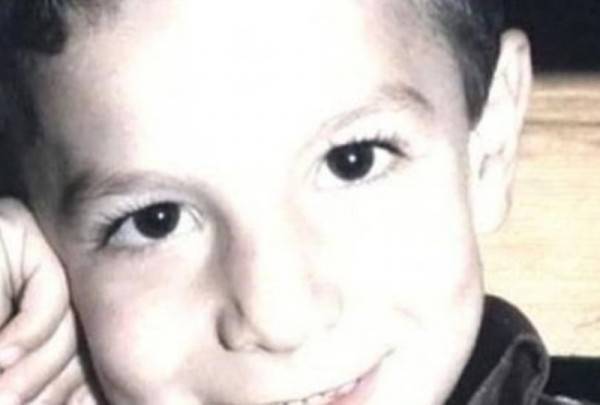 بالصور - خمنّوا هذا الطفل أي نجم عربي وسيم أصبح