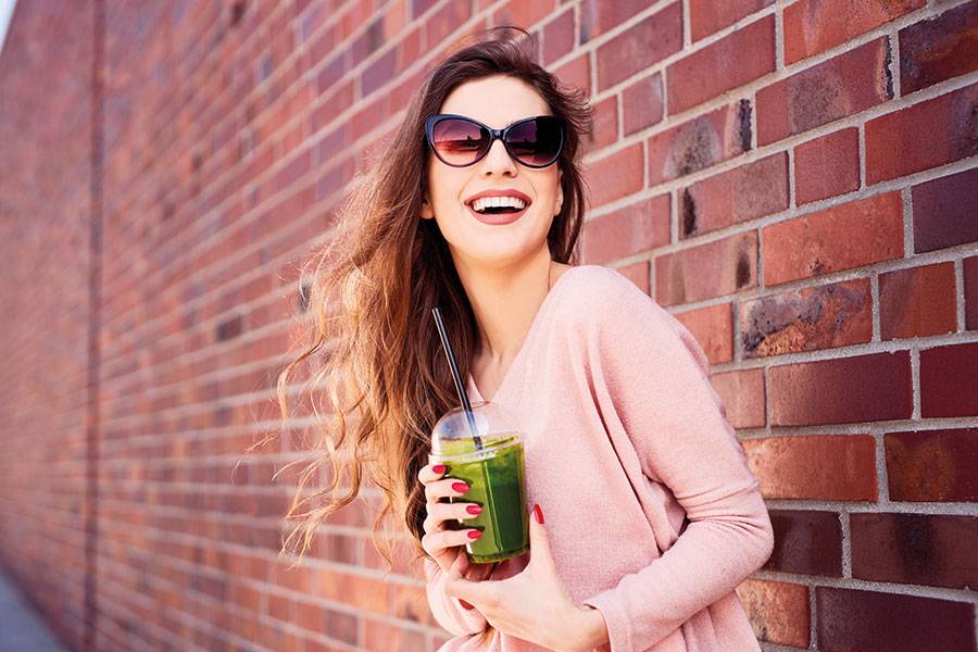 أطعمة مفضّلة لصحة شعرك ولمعانه... إحذري تلك التي تضرّ به!