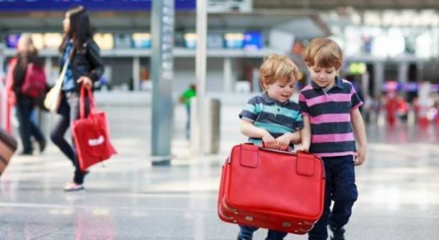 أمتعة الطفل في السفر.. حذار النسيان