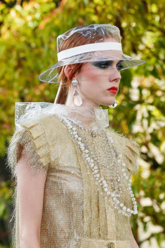 بالصور- اللؤلؤ لا يغيب عن مشهد الموضة