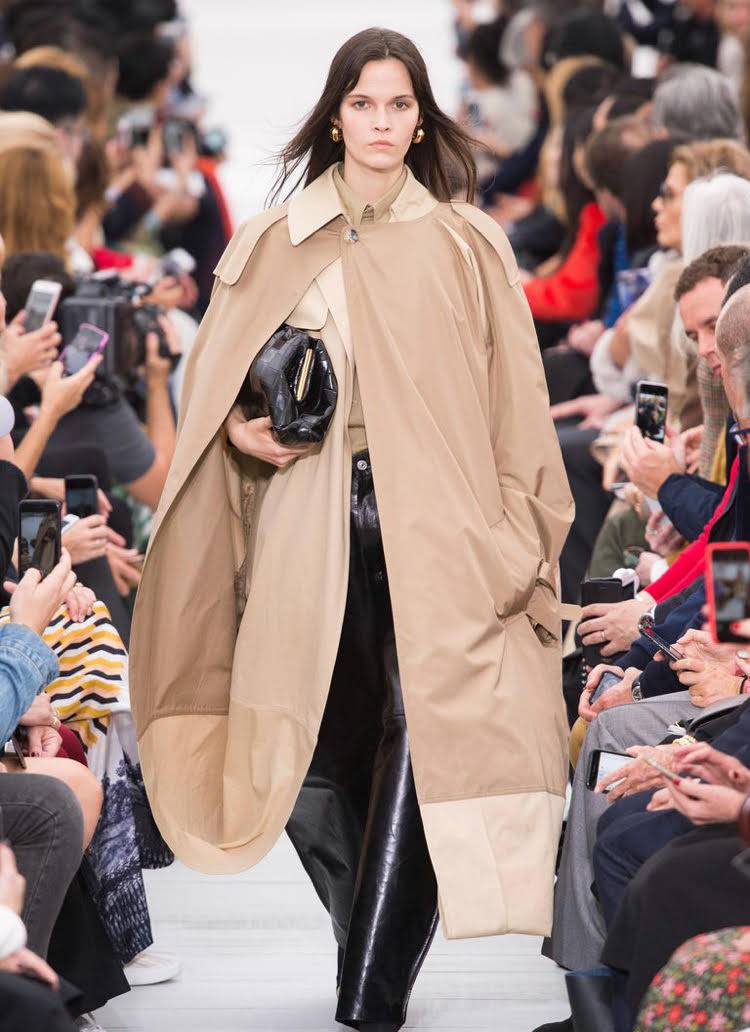 معطف trench coat تخلى عن طابعه الكلاسيكي‎
