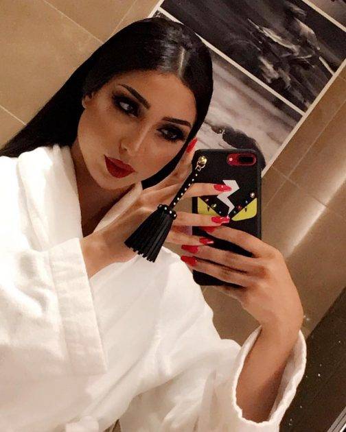 صورة دنيا بطمة في مراهقتها تثير جدلاً واسعاً