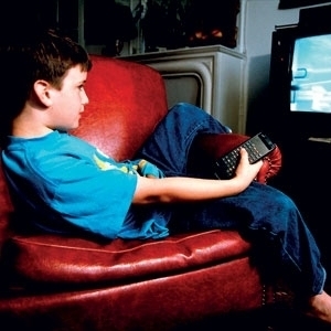 الطفل والتلفزيون وجدل العلاقة بينهما 