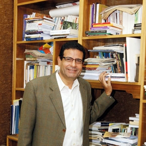 الروائي عزت القمحاوي...