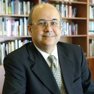 الدكتور إسماعيل سراج الدين...