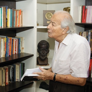 الروائي المصري شريف حتاتة...