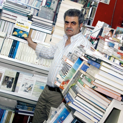 عيسى الأحوش: حياتي موزعّة بين مكتبتين...