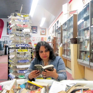 الشاعرة المصرية نجاة علي: تربطني بمكتبتي علاقة رومنسية