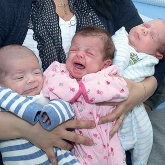 أم مع 3 توائم