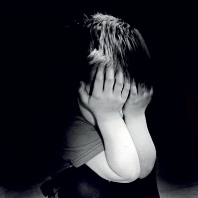 أم مكتئبة تربّي طفلاً مكتئباً ومحبطاً