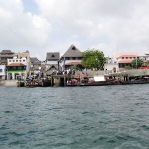 لامو جزيرة كينية تسبح في أروقة المحيط الهندي