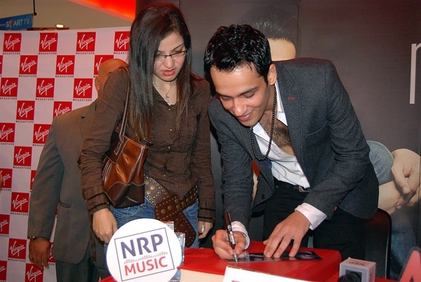 رامي يوقع لإحدى المعجبات