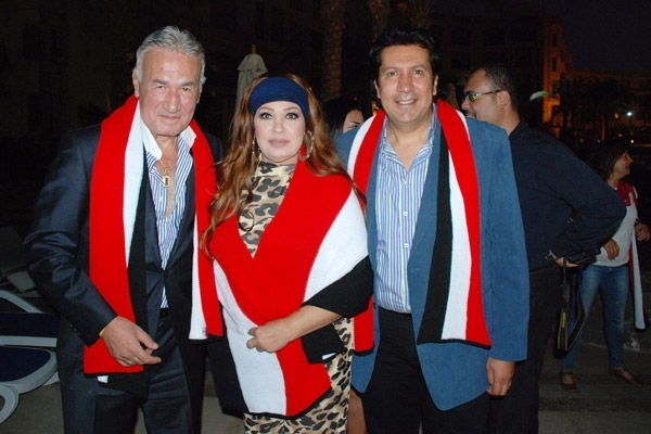 هاني رمزي وفيفي عبده وعزت أبو عوف يرتدون علم مصر