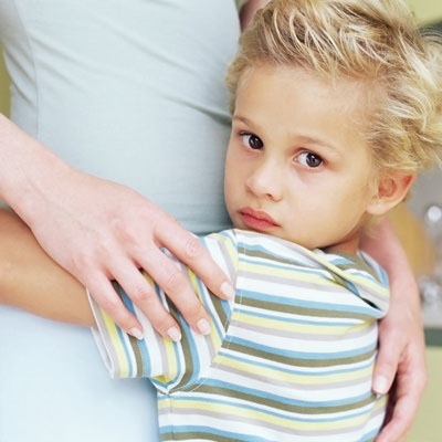 أيتها الأم لا تحوّلي الخادمة إلى مربية لأبنائك