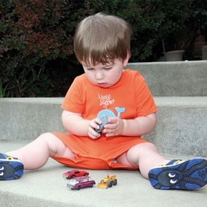 السيارة الصغيرة لعبة الطفل المفضّلة 