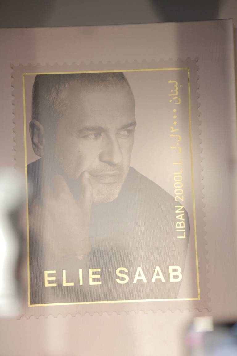 لبنان يُكرّم إيلي صعب بطابع بريديّ بحضور 3 نجمات عالميّات