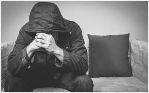 كن حذراً ... الحزن سيقودك إلى الجنون أو الموت