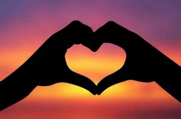 المرأة في الحب تضحك أولاً .. ثم تبكي كثيراً