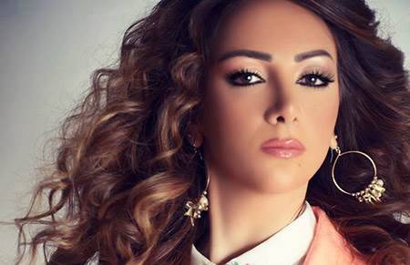 بالصور - نجمة اردنية تحاول كشف سر بيتها الملعون!