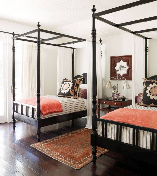 أسرّة نوم مستعارة من مزارع المستعمرين، تتميز بارتفاعها وبأعمدة الناموسية