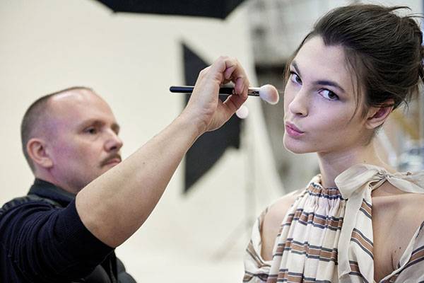 الحملة الإعلانية لمجموعة ربيع وصيف 2018 FENDI لمسة مستقبلية