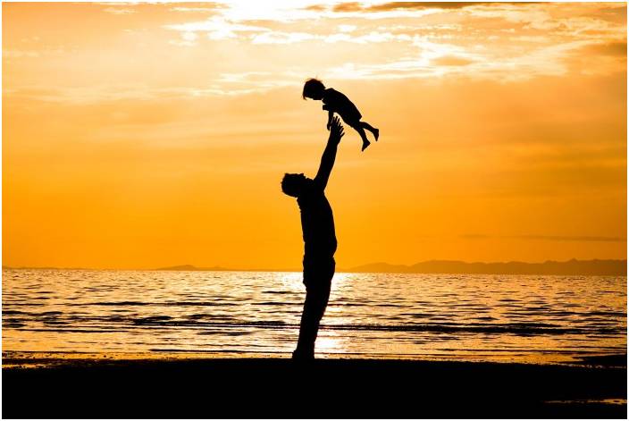 في عيد الأم .. الأب خارج حسبة الهدايا والأغاني