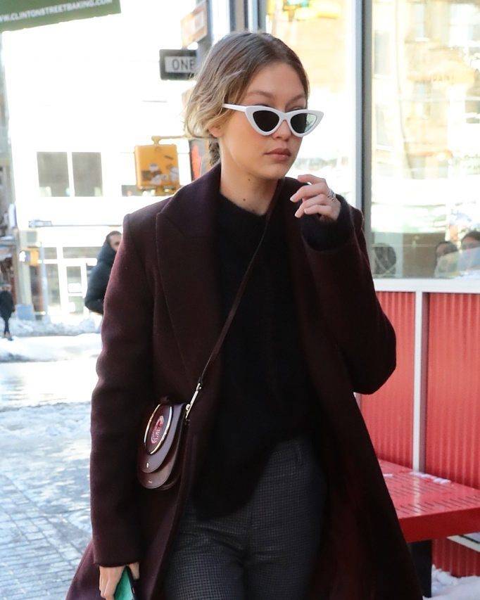 النجمات العالميات وصيحة النظّارات الشمسية بالإطار الأبيض