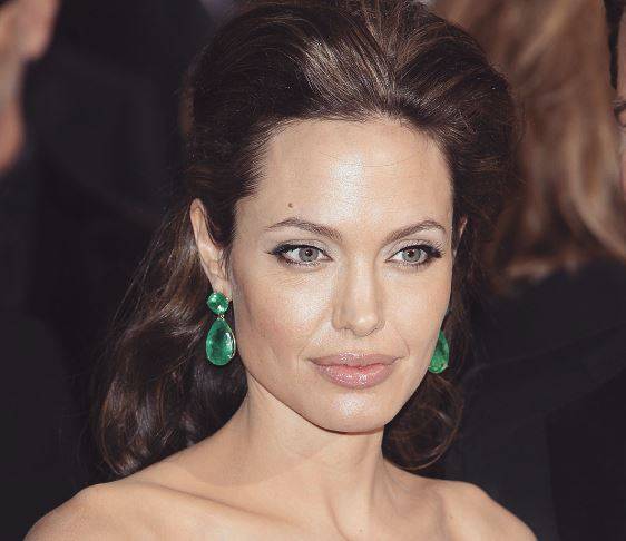 إليسا تتفوق على النجمات العالميات بتنسيقها الأقراط الملونة... والدليل بالصور