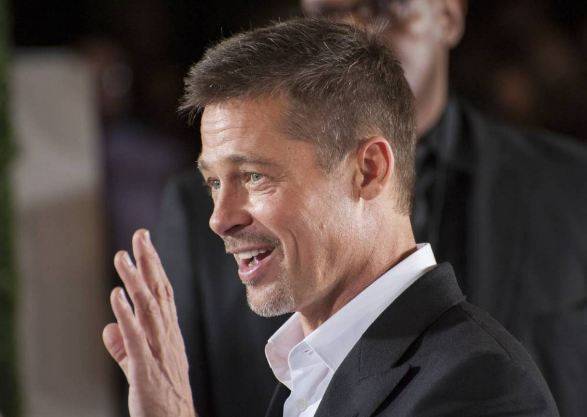 براد بيت يستعيد ضحكته مجدداً