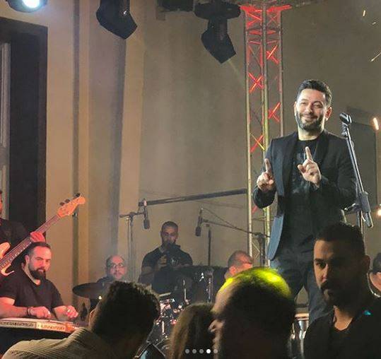 بالفيديو - زياد برجي يتعرض لموقف مضحك على المسرح.. شاهدوا ماذا فعل