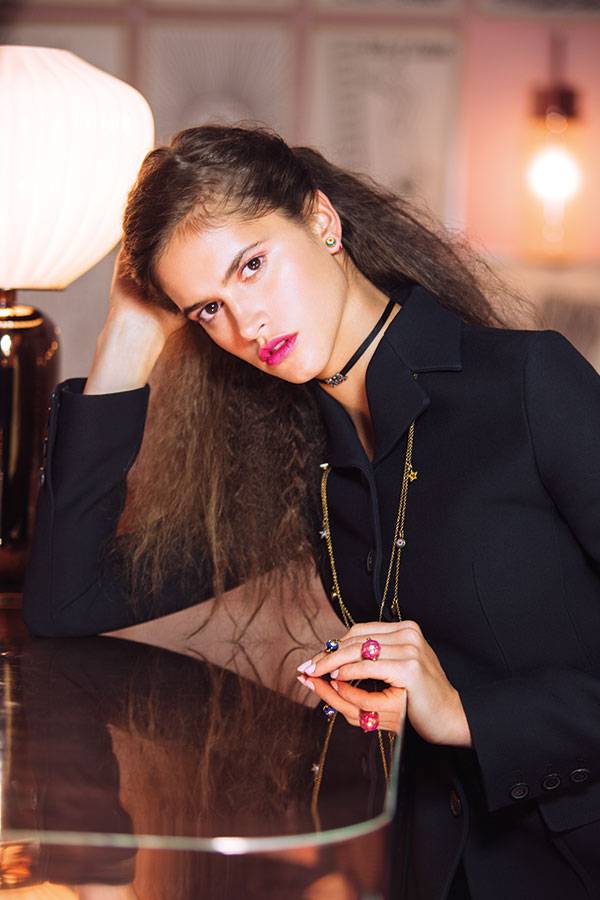 سترة  وقلادتان وعقد مطوق للعنق وأقراط للأذنين وخواتم.  الكل من Dior