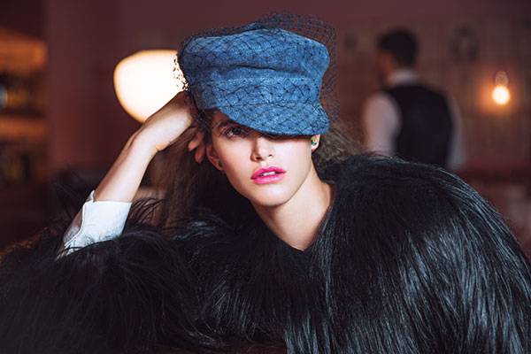 قميص وسترة وقبعة وأقراط للأذنين.  الكل من Dior