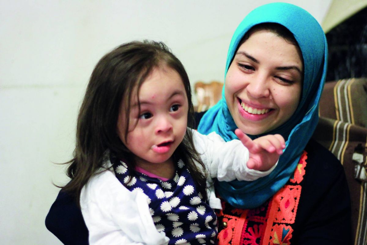 حوَّلت مرض ابنتها إلى حملة قومية شعارها «متلازمة مش أزمة» الدكتورة علياء أحمد: المجتمع يحتاج الى تأهيل للتعامل مع مصابي متلازمة داون