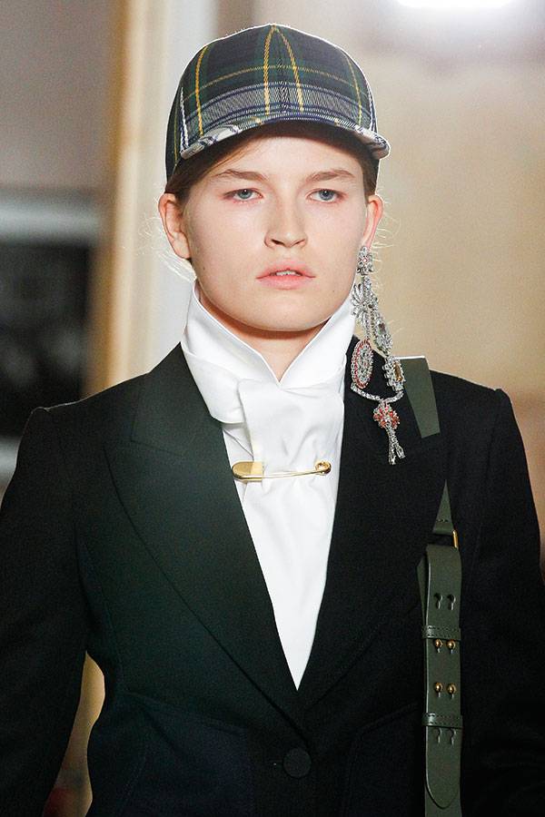 TIME TO GLOW 
توهّجي بإطلالة حيادية مشرقة