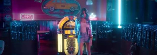 بالفيديو - نانسي عجرم جريئة بـالبنطال القصير في أحدث أعمالها المصوّرة