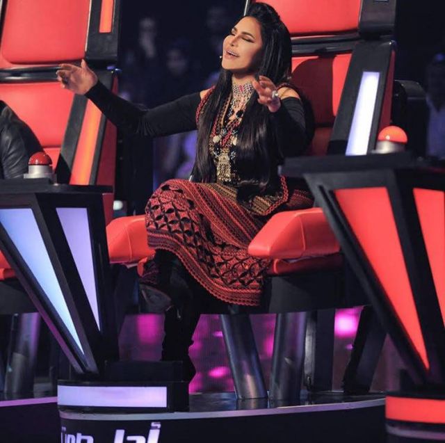 بالصور- شاهدي من أي منصة عرض اختارت أحلام إطلالتها الرائعة في برنامج ذَا فويس‎