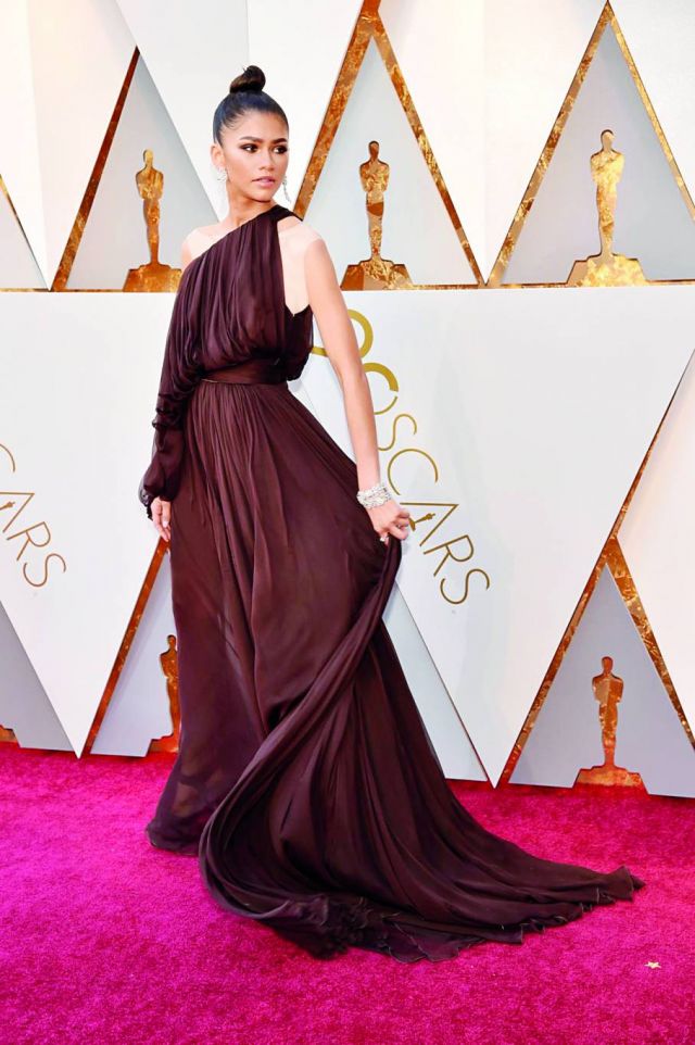 ● اللون البني كان خيار  زيندايا من مجموعة  Giambattista Valli للأزياء الراقية.