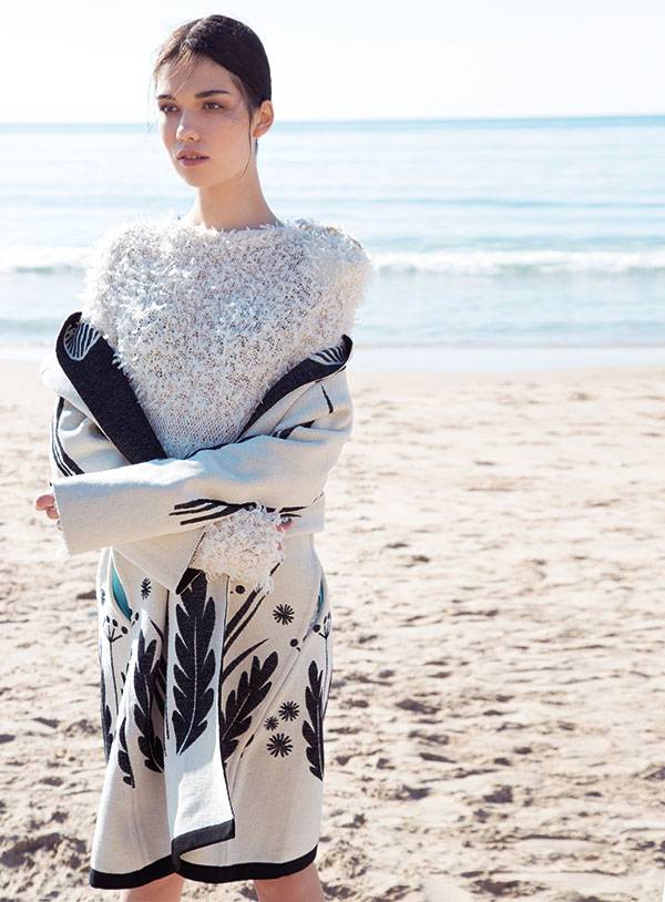 كنزة بيضاء من Balmain ومعطف من Marit Ilison لدى بلام.