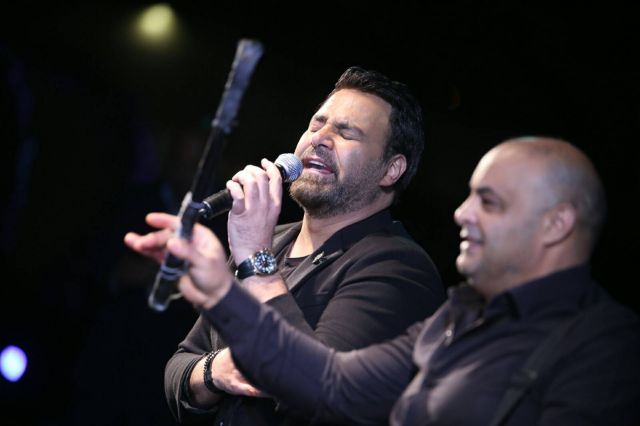 بالصور - عاصي الحلاني  يدبك ويوجه رسالة مؤثرة لجمهوره