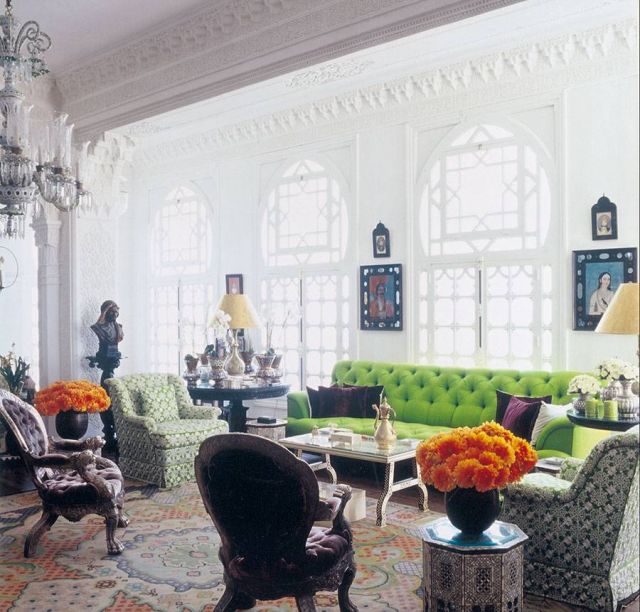 الإضاءة الطبيعية تؤمّنها النوافذ الكبيرة بتصاميم شرقية أصيلة