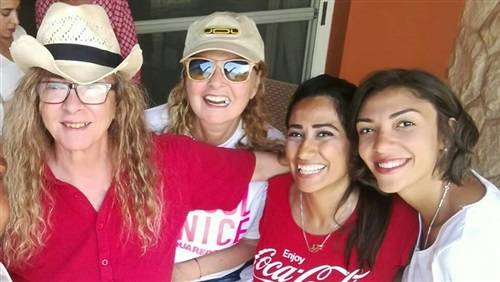 إعلامية كويتية تهاجم نجلاء فتحي بكلام جارح بعد نشر صورتها... وفنان مصري يدافع عنها