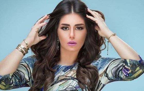 بالصور  فور استيقاظها - منة فضالي من دون مكياج وبملامح مختلفة