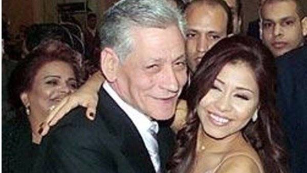 فنانة مصرية تكشف سرّ غياب شيرين عن جنازة والدها