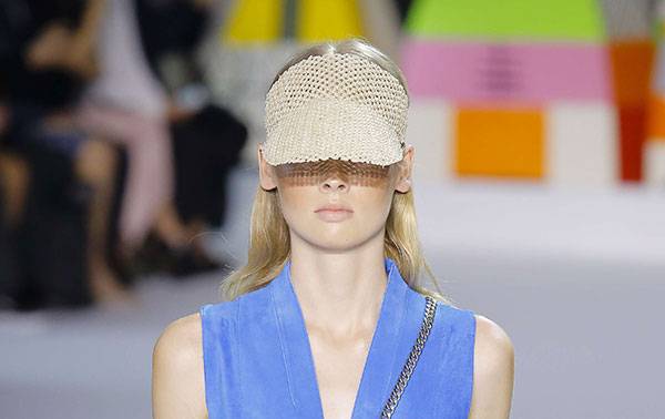 القبعة ذات الحاجب الواقي من الشمس تدخل عالم أكسسوارات أبرز دور الأزياء... اكتشفيها