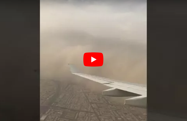 بالفيديو - مسافر يرصد مشهداً رهيباً في سماء السعودية