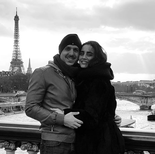 بالصور - ايميه صيّاح بإطلالة ساحرة ولقطة رومنسية مع زوجها في باريس