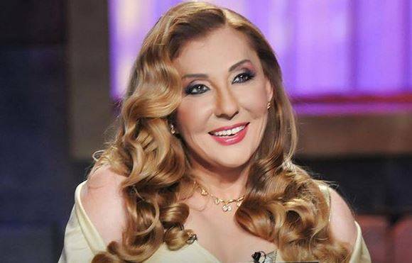 بالصور - نادية الجندي تتعرض للانتقاد بسبب نظاراتها وبنطالها.. وهكذا أخفت سهير رمزي شعرها