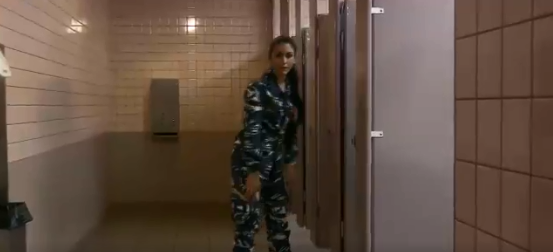 بالفيديو - إمرأة تنجب مولودها في حمامات مطار بيروت