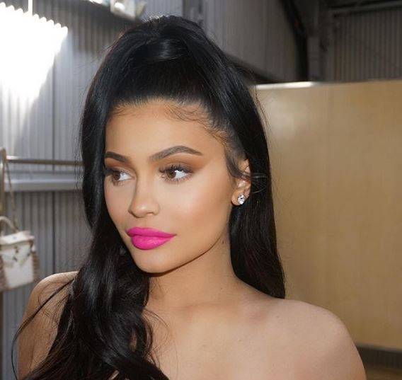 بالصور - كايلي جينر تتعرض للسخرية بسبب لون شعرها الجديد.. هل أعجبكم؟